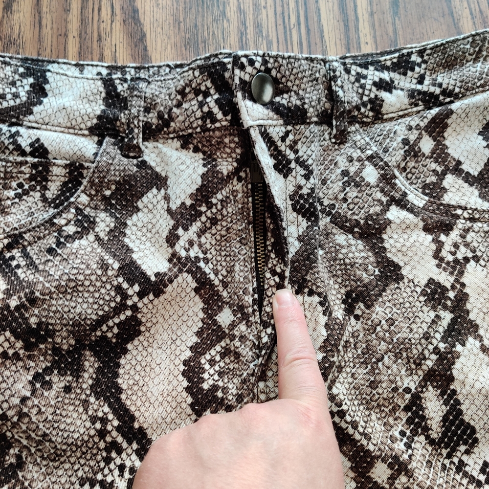 H&M Brown Cream Snake Skin Stretch High Waisted Rolled Cuff Short EUC sz 10 - Picture 6 of 12